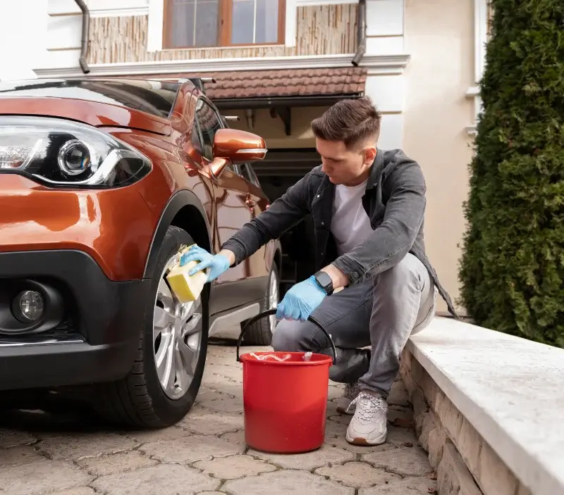 Lavage auto à domicile Montagny-en-Vexin : professionnel intervenant sur un véhicule